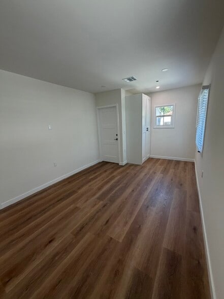 Building Photo - 11147 La Maida St
