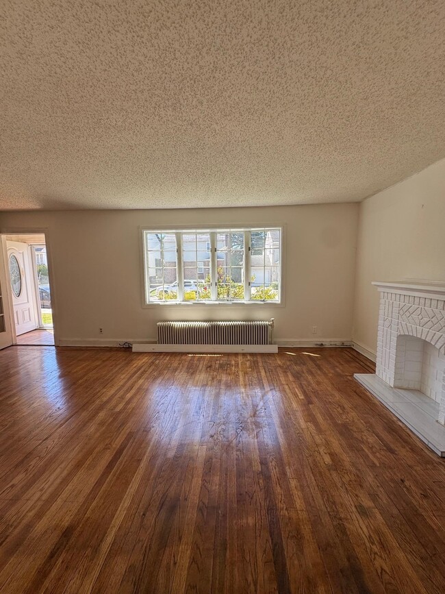 Building Photo - 14 Raydol Ave
