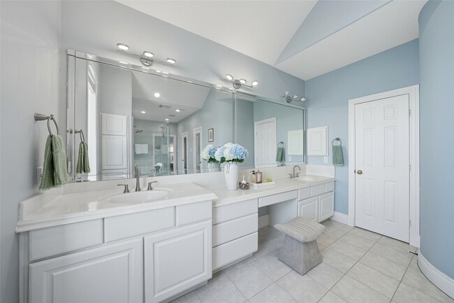 Building Photo - 5934 Stratford Gardens Dr