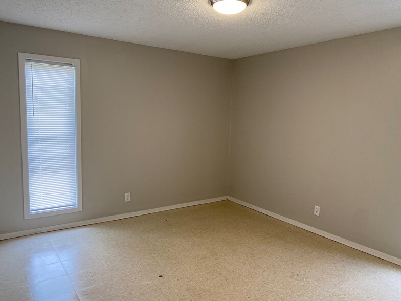 Building Photo - 27 Breezewood Cv