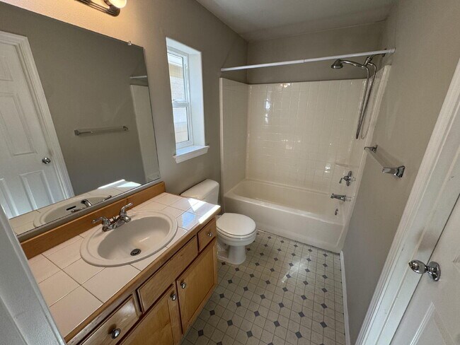 Building Photo - 3 Story Townhome in West Linn.