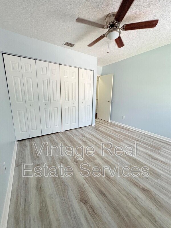Building Photo - 851 Creekway Ct
