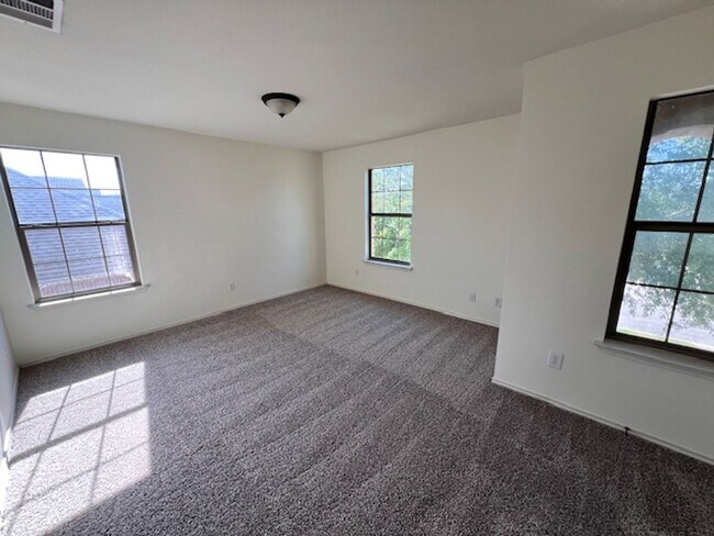 Building Photo - NorthPark / Taylor, TX / 4 bedrooms / Approx 2932 sq. ft. / Refrigerator / Washer & Dryer / New C...