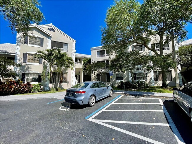 Building Photo - 2880 N Oakland Forest Dr