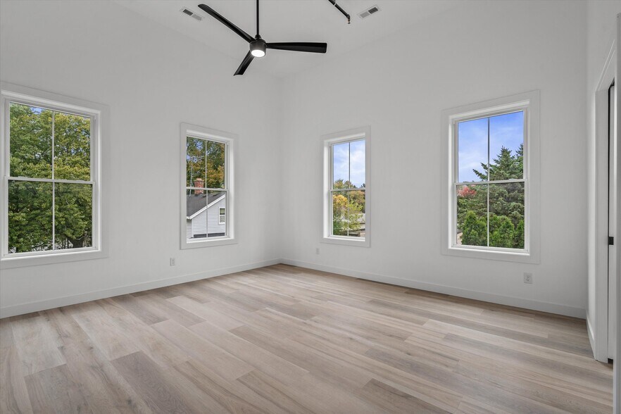 Building Photo - 308 Oak St