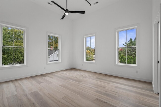 Building Photo - 308 Oak St