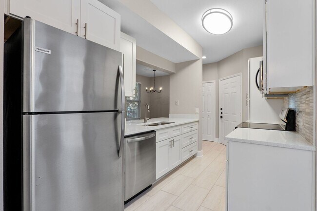 Building Photo - Newly Renovated 2-Bedroom Corner Unit in G...