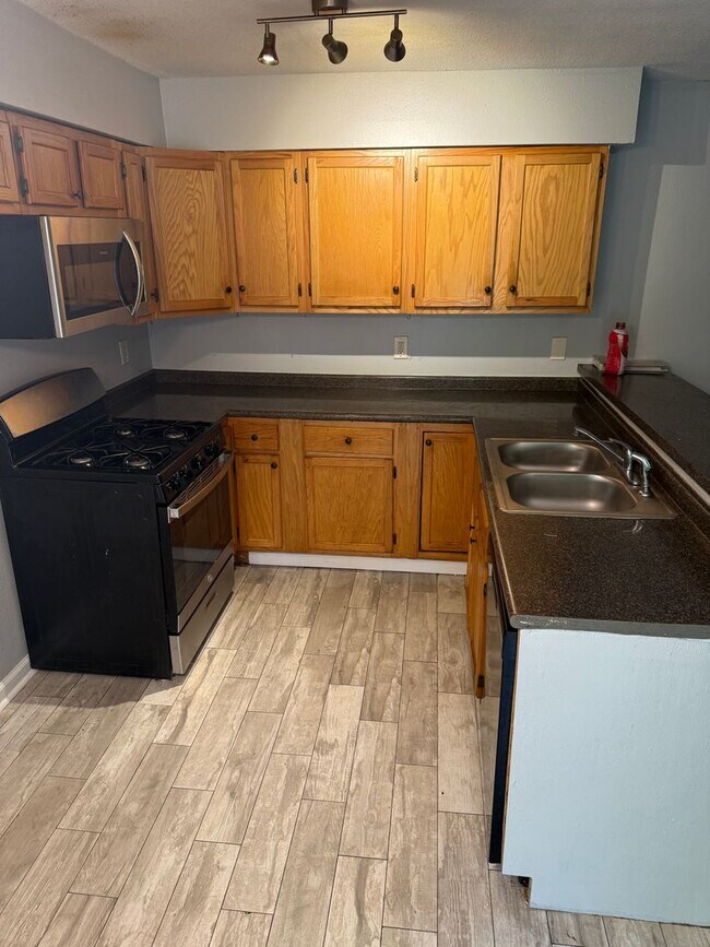 Building Photo - 3 Bedroom Single Family Home