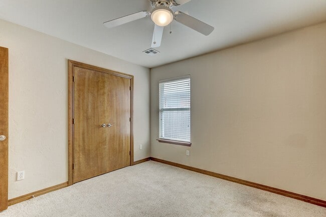 Building Photo - Duplex in Yukon, Available Now!