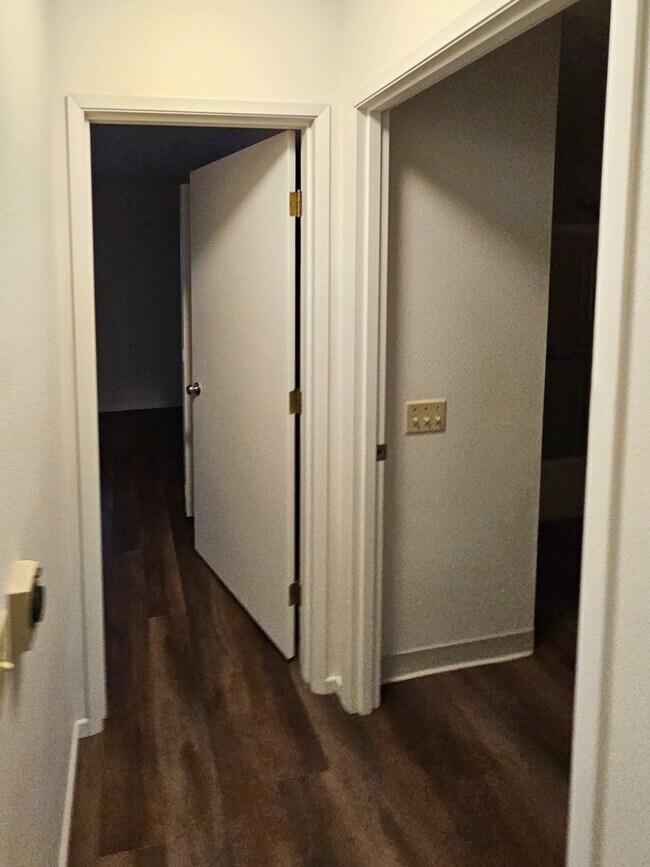 Building Photo - 506 NE Dallas Ct