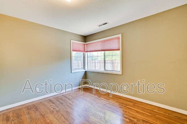 Building Photo - 290 Iris Way