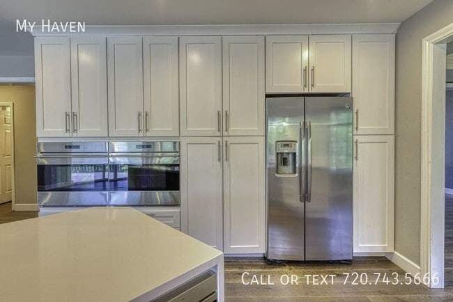 Building Photo - Stunning Heritage West home with all the b...