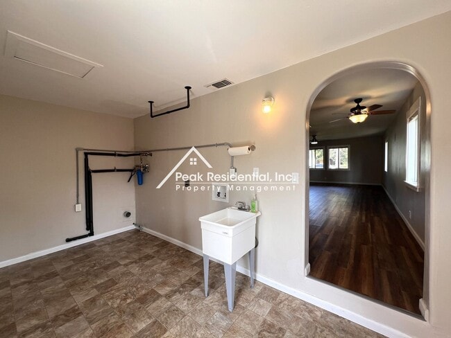 Building Photo - Updated Sacramento 2bd/1ba House Near UCD!