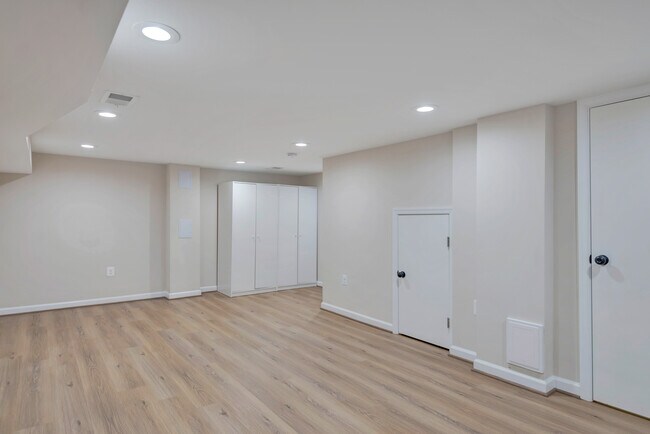 Building Photo - 3428 Dix St NE