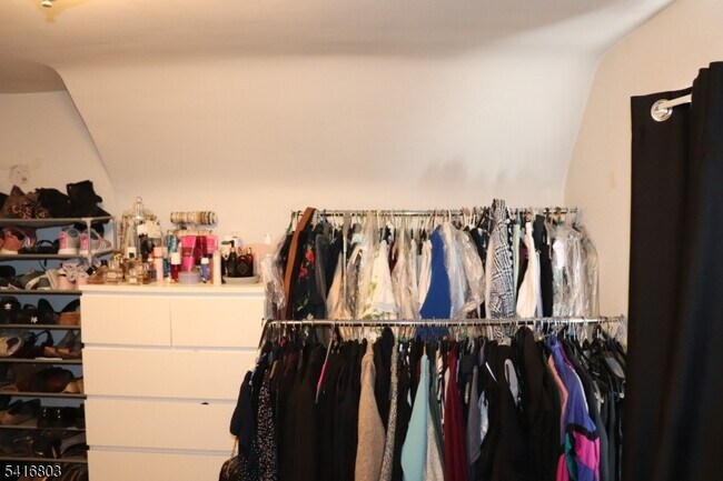 Building Photo - 327 Valley St