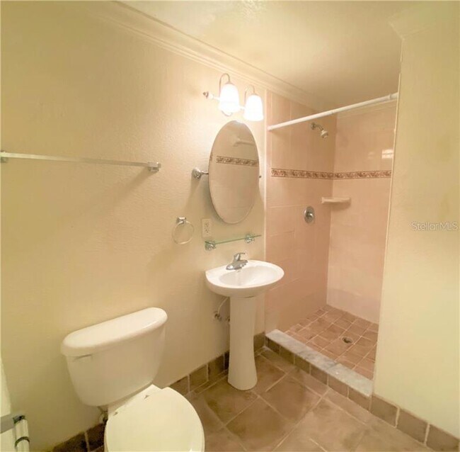 Building Photo - 1355 Drew St