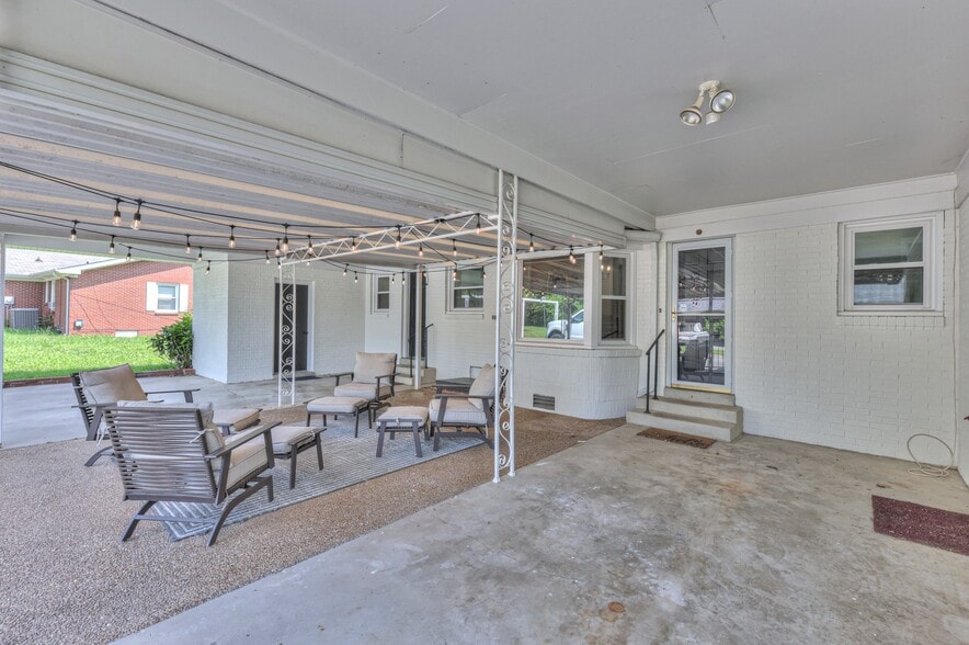 Building Photo - 1124 Toddington Dr