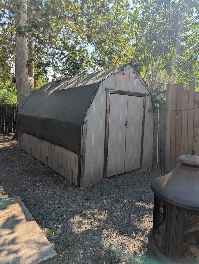 Building Photo - Fabulous 4 Bedroom 2 Bath House with Big F...