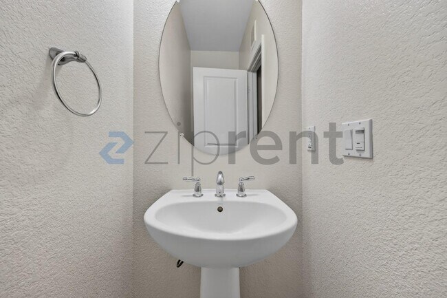 Building Photo - 1836 Olive Green St