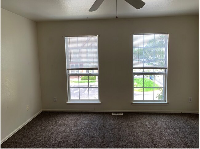 Building Photo - Beautiful 2BR/1.5B Town Home! AVAIL 09/15