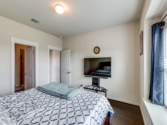 Building Photo - 5906 Wolf Pack Dr