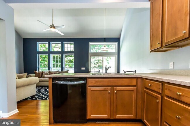 Building Photo - 684 Churchill Rd