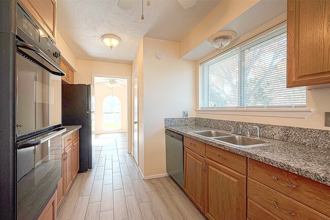 Building Photo - 830 Kenforest Dr