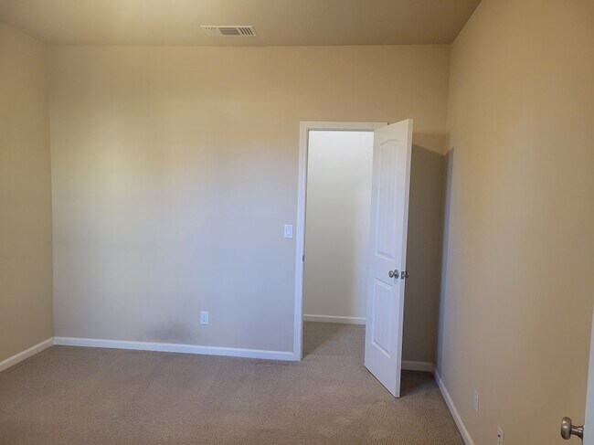 Building Photo - 227 Gooselake Cir