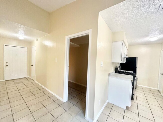 Building Photo - 7221 Ellington Cir