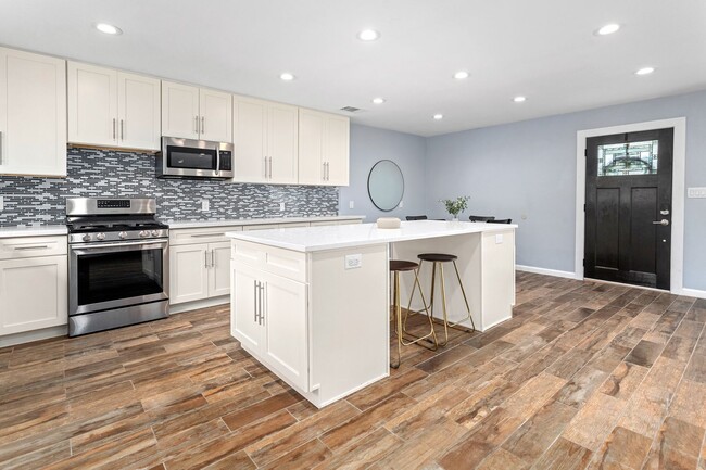 Building Photo - Beautifully, newly renovated 3 bedroom, 2 ...