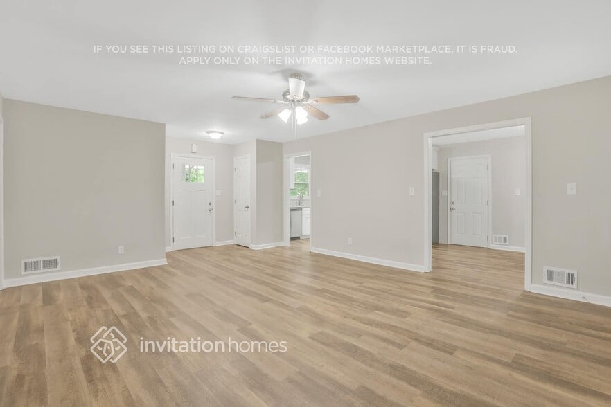 Building Photo - 3102 S Oak Ct SE