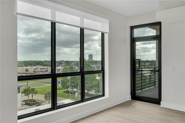 Building Photo - 3100 Lake Villa Dr