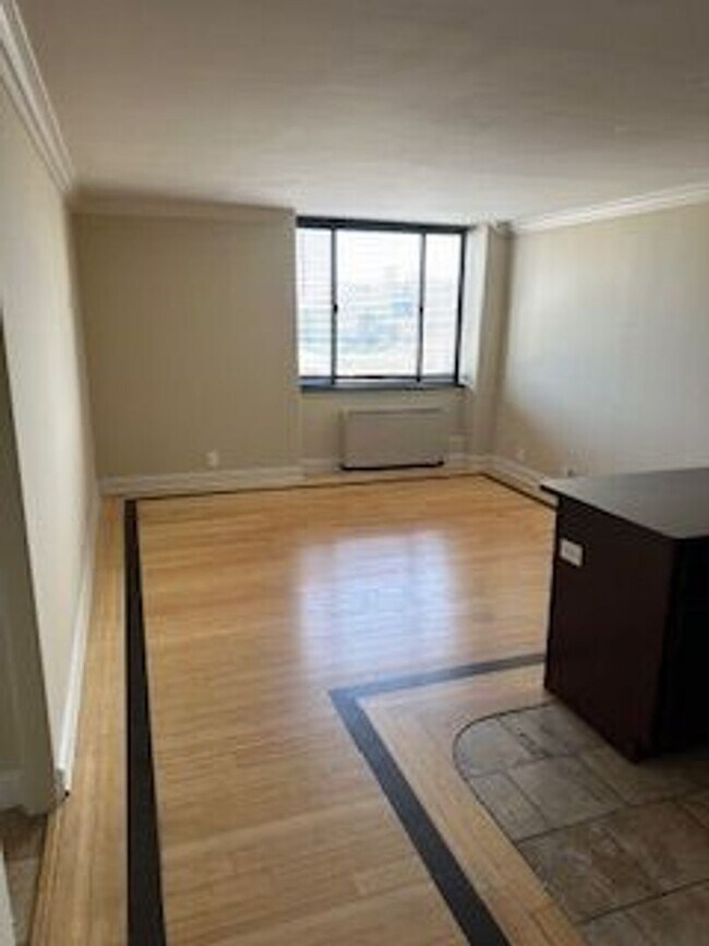 Building Photo - Gorgeous 1 bedroom 1 bath Condo located in The Manhattan