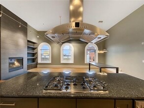 Building Photo - 300 Wall St