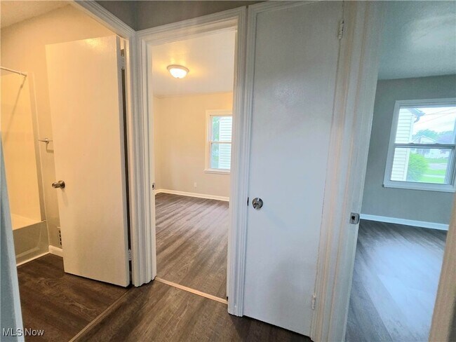 Building Photo - 859 E Avondale Ave