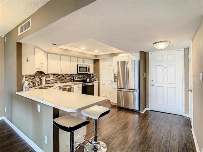 Building Photo - 7400 Sun Island Dr S