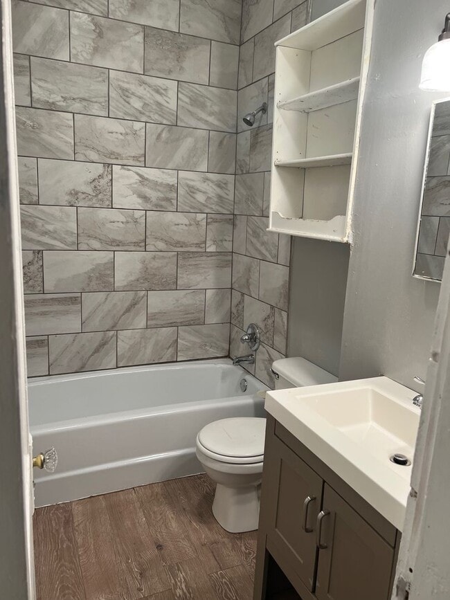 Building Photo - Large 4 Bedrooms 2 Bathrooms