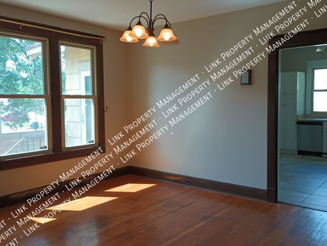 Building Photo - Beautiful & Spacious 4 Bedroom 2 Full Bath...