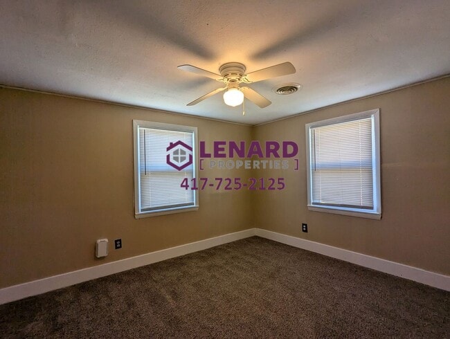 Building Photo - Charming 3 Bedroom House!