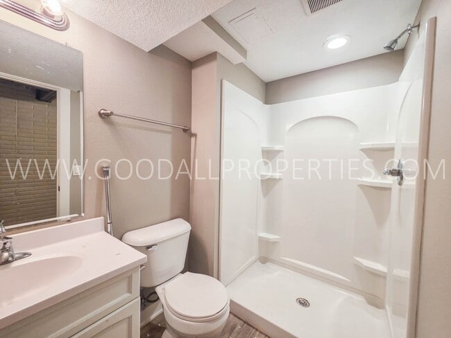 Building Photo - 3-Bedroom, 2.5-Bath Home in West Des Moines with Fully Fenced Yard & 2-Car Attached Garage