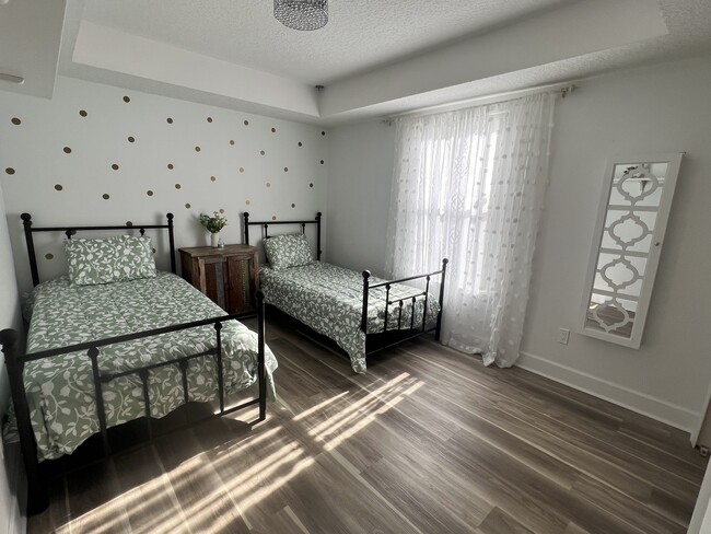 Building Photo - 405 W Silverthorn Ln