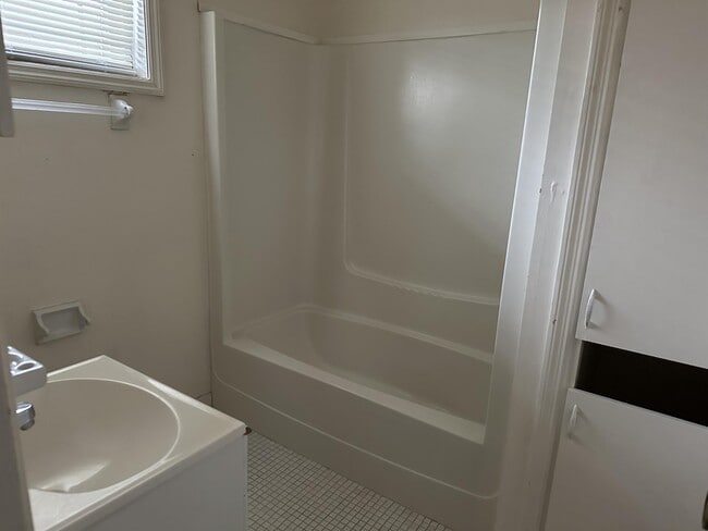 Building Photo - 411 Northside Dr