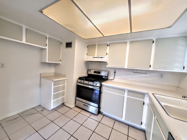 Building Photo - Single Story Beautiful House - Close to Ev...
