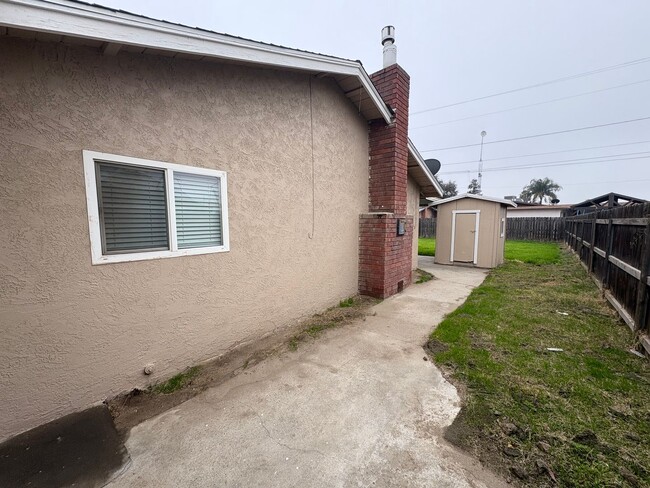 Building Photo - Spacious SE Tulare Home Near Shopping Cent...