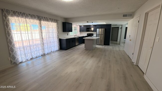 Building Photo - 7317 S Palm Dr