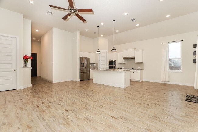 Building Photo - Amazing home ready to move in!