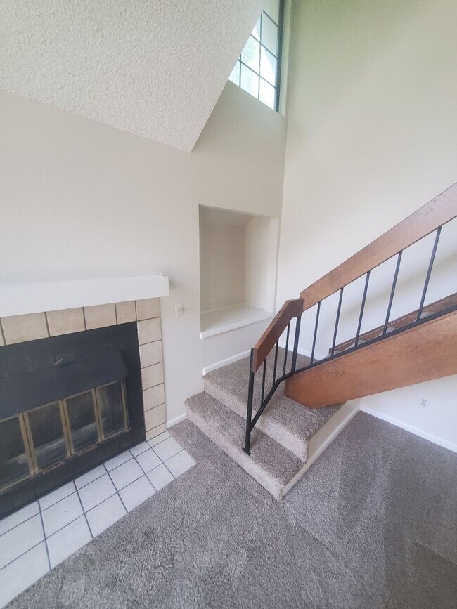 Building Photo - 2B / 2B Condo with Loft and Garage Availab...