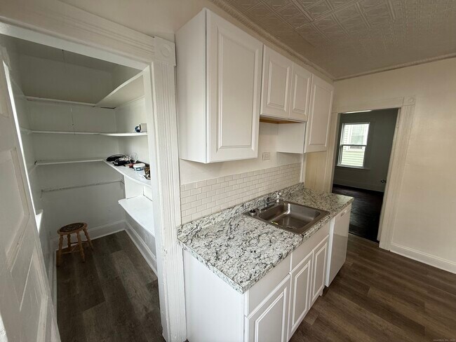 Building Photo - 174 Brentwood Ave