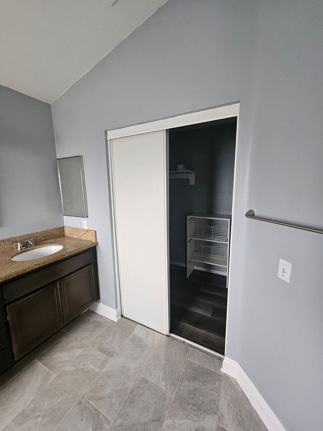 Building Photo - Beautiful Corona Home with POOL!