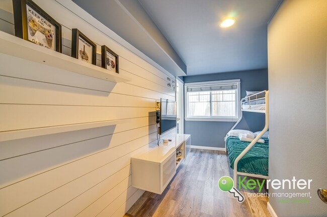 Building Photo - Beautifully Renovated 3 Bed Townhome in Prime North Seattle Location